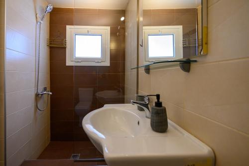bagno con lavandino e specchio di Zen Hut a Kalamáta