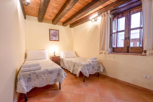 Duas camas num quarto com uma janela em Balcone Crimaldi em San Marco dʼAlunzio
