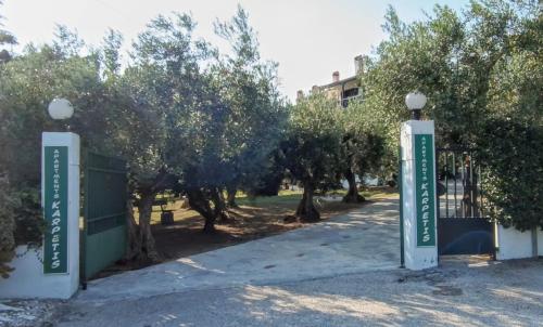 Κήπος έξω από το Apartments Karpetis a green paradise