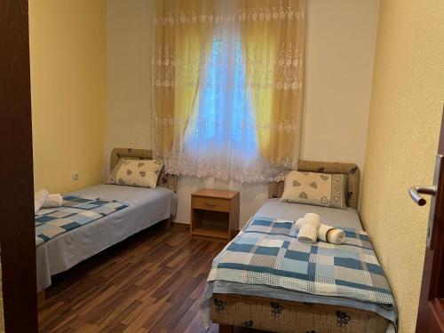 Łóżko lub łóżka w pokoju w obiekcie Apartments Mujovi