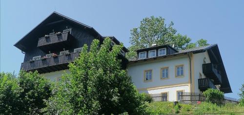 een gebouw met mensen op een balkon bij Penzion Henke in Srbská Kamenice