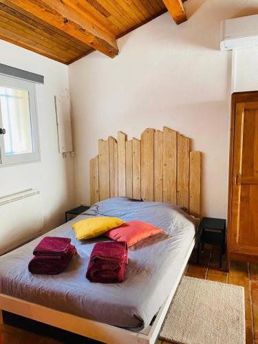une chambre avec un grand lit avec une tête de lit en bois dans l'établissement Studio île de la Barthelasse à deux pas du centre, à Avignon