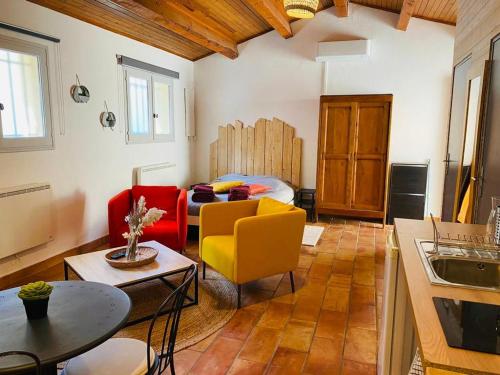 un salon avec un canapé et des chaises dans une pièce dans l'établissement Studio île de la Barthelasse à deux pas du centre, à Avignon