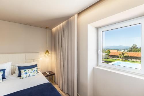 En eller flere senge i et værelse på O CERVO CHARM HOUSE