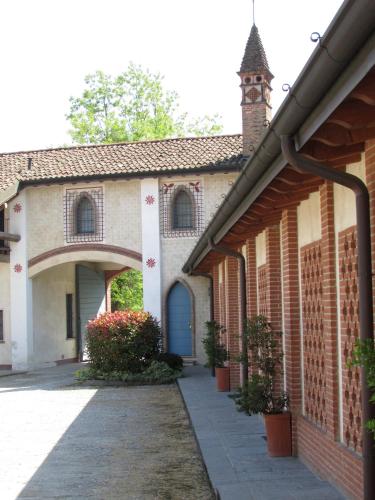 a building with a blue door and a clock tower at Agriturismo La Costa in Crema
