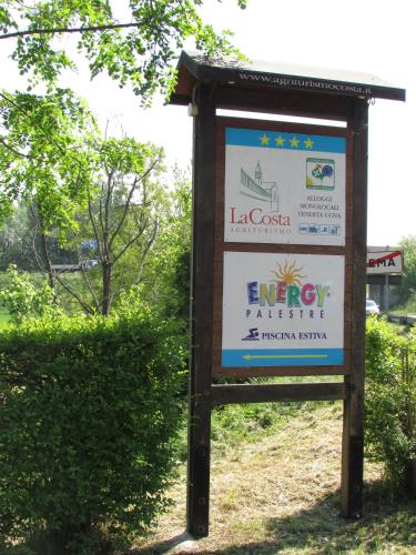 a sign for an energy refuge at a park at Agriturismo La Costa in Crema
