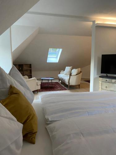 1 dormitorio con 1 cama grande y sala de estar en Villa-Stern, en Keutschach am See