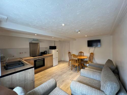 uma sala de estar com dois sofás e uma cozinha em Entire Two Bedrooms Flat, 1F em Great Yarmouth