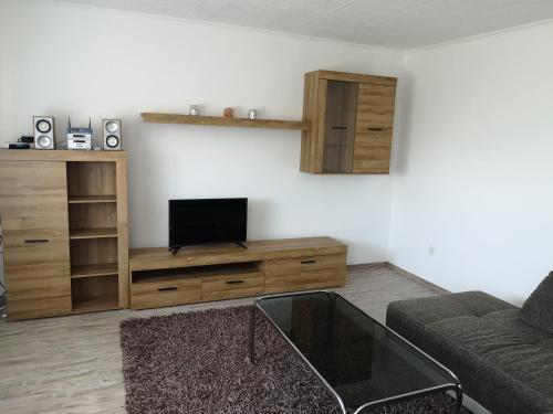 Televízia a/alebo spoločenská miestnosť v ubytovaní Lívia Apartman - Zalakaros