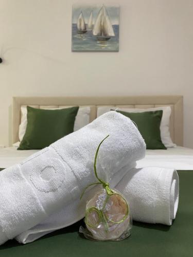 Ένα ή περισσότερα κρεβάτια σε δωμάτιο στο Xhan Apartments
