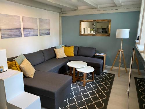 a living room with a couch and a table at Hafenkoje Husum in Husum