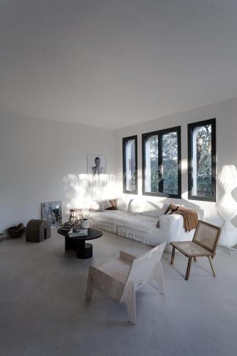 - un salon blanc avec un canapé et des fauteuils blancs dans l'établissement PYLA: Feel-good family home, 2 min walk from beach, à La Teste-de-Buch