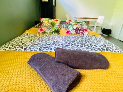 un lit avec deux oreillers dessus dans l'établissement La Paille Metz Luxembourg Parking Un-Séjour-à-Part, à Metz