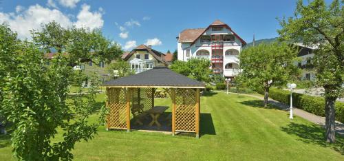 a gazebo in a park in front of a building at Ferienwohnungen Kampitsch in Seeboden