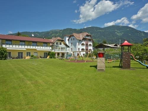 a large yard with a playground with a building at Ferienwohnungen Kampitsch in Seeboden
