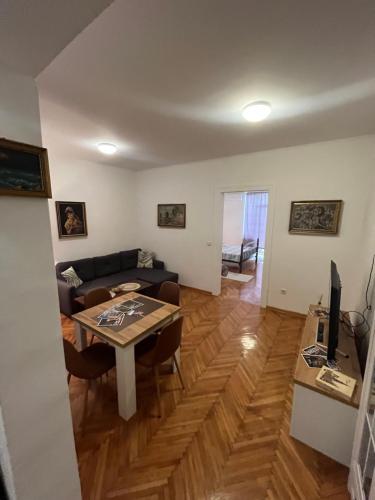 un soggiorno con un divano e un tavolo di Apartmani Grand Market a Sarajevo