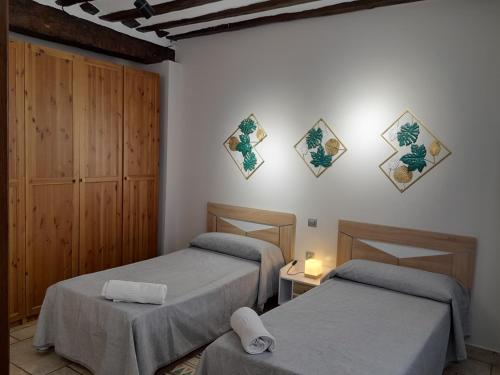 2 Einzelbetten in einem Zimmer mit 2 Einzelbetten in der Unterkunft URBAN LOFT LA GALERÍA in Logroño