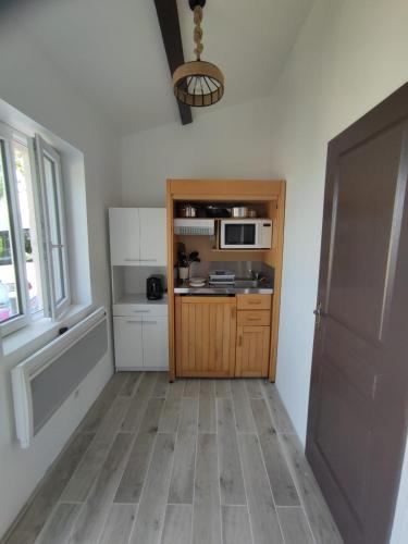 - une cuisine avec un comptoir et un four micro-ondes dans l'établissement Petit gîte de charme Bichta Eder, à Magnac-Lavalette