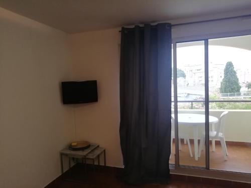 Televízia a/alebo spoločenská miestnosť v ubytovaní Cap D 'Agde Studio cabine 5 personnes, vue chenal
