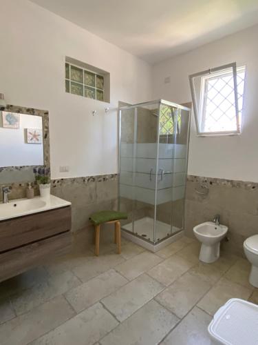 ガラトーネにあるLa casa del Soleのバスルーム(シャワー、洗面台、トイレ付)