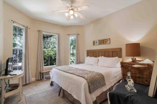 Una cama o camas en una habitación de Southern Oaks Guest House