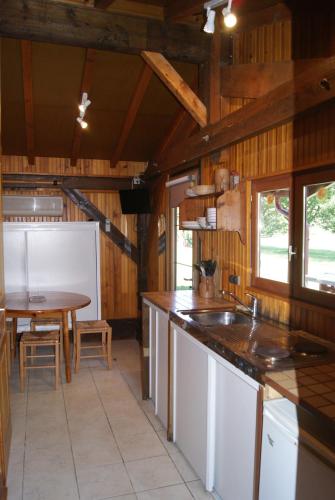 une cuisine avec un évier et une table à l'intérieur dans l'établissement Chalets Etchemendigaraya, à Suhescun
