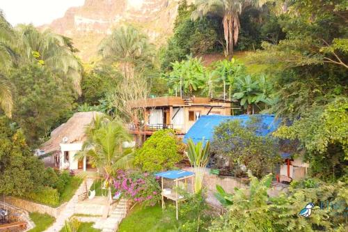 una vista aérea de una casa en un bosque en Casa de las Guacamayas, en Prado