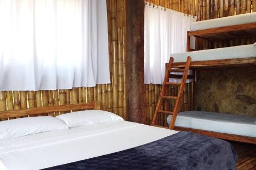 מיטה או מיטות קומותיים בחדר ב-Casa de las Guacamayas