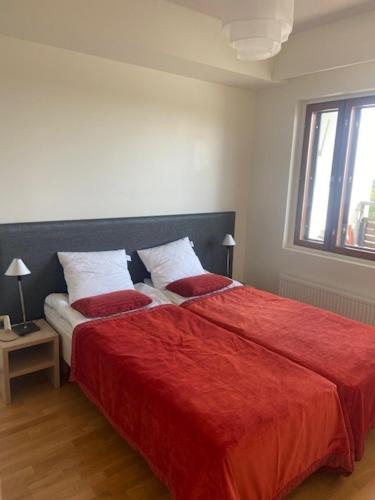 um quarto com uma cama grande e um cobertor vermelho em Ylläs Chalets IX A9104 em Ylläsjärvi