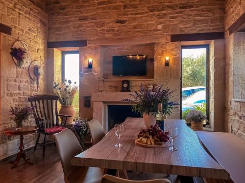 TV a/nebo společenská místnost v ubytování OLIVE LAND - ΓΗ ΤΗΣ ΕΛΙΑΣ / STONE VILLA.