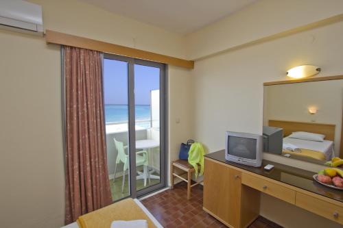 Postel nebo postele na pokoji v ubytování Nafsika Hotel