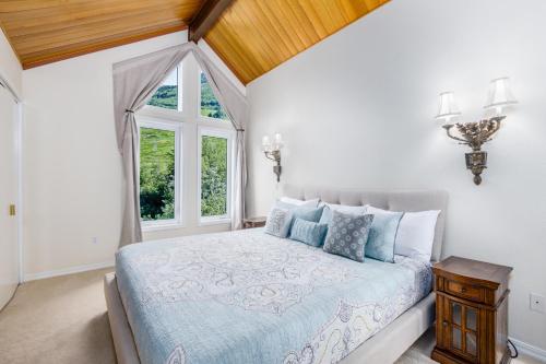un dormitorio con una cama y una ventana en Snowy Court, en Girdwood