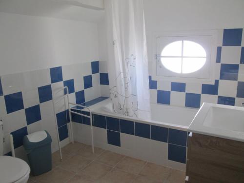 une salle de bain avec toilettes, lavabo et fenêtre dans l'établissement Hope's Land - gîte, à Onesse-et-Laharie