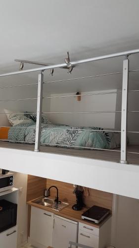 a bunk bed in a small room with a bed gmaxwell gmaxwell gmaxwell gmaxwell gmaxwell gmaxwell at studio les volets bleus in Boulogne-sur-Mer