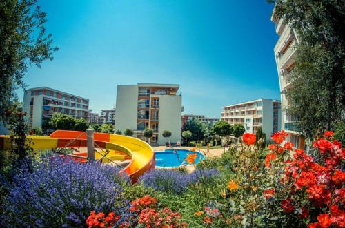 A piscina localizada em Crown Imperial Fort Grand Resort ou nos arredores