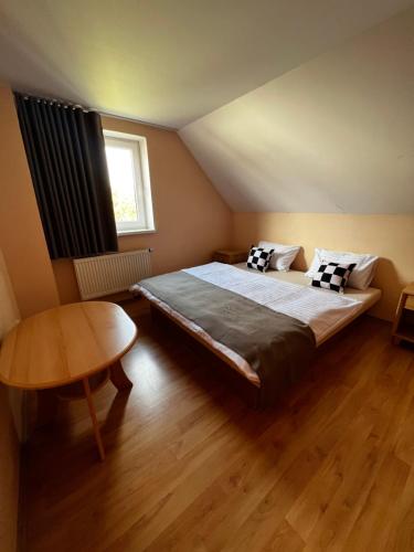 Un dormitorio con una cama grande y una mesa. en Privat Patty, en Stará Lesná