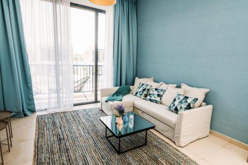 Ruang duduk di Family vacation villa with private pool and access to beach