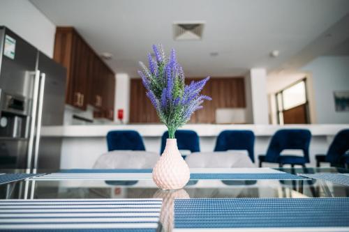 Dapur atau dapur kecil di Family vacation villa with private pool and access to beach
