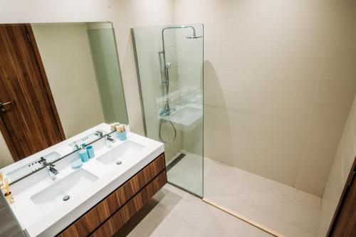 Bilik mandi di Family vacation villa with private pool and access to beach