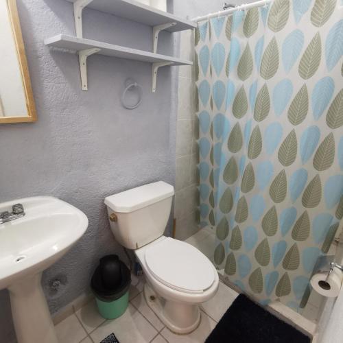 Ένα μπάνιο στο 2 bedroom apartment with a/c Wi-Fi best location!