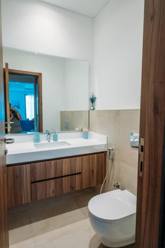Bilik mandi di Family vacation villa with private pool and access to beach