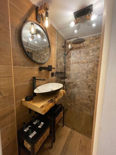 a bathroom with a sink and a mirror at Apartamento Grace in Sintra