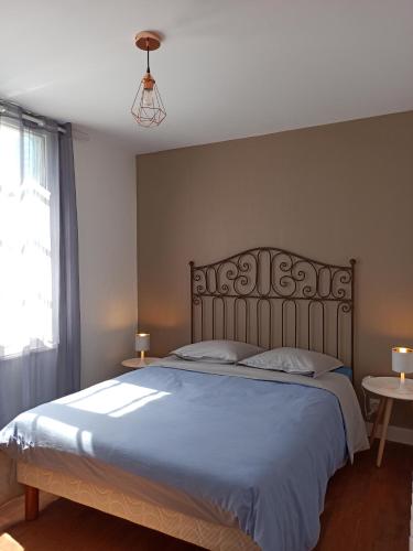 Ένα ή περισσότερα κρεβάτια σε δωμάτιο στο Maison 6 personnes - grand jardin arboré