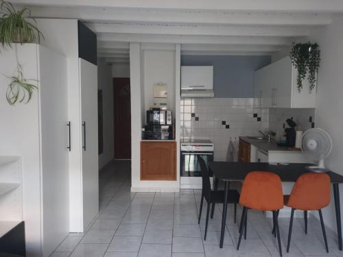 Photo de la galerie de l'établissement Studio tout confort centre ville - Balcon, Clim, TV, Wifi, à Mazan