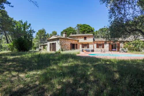 belle villa en pierre avec piscine et terrain