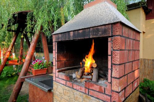 Un horno de ladrillo con fuego. en Casa Boby, en Murighiol