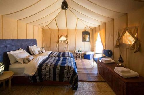 Llit o llits en una habitació de Zagora luxury desert camp