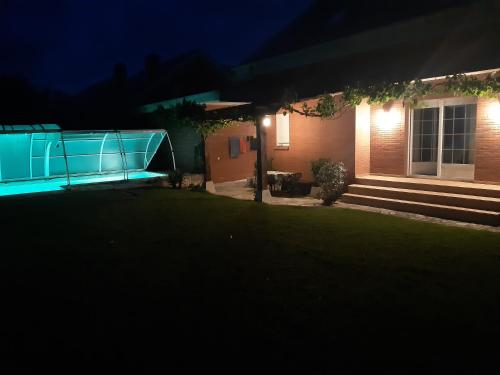 Fotografie z fotogalerie ubytování casa a 50 metros de playa con piscina cubierta v destinaci Liencres