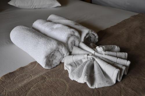 a pile of towels sitting on top of a bed at Hotel Vilage Inn All Inclusive Poços de Caldas By Nacional Inn in Poços de Caldas