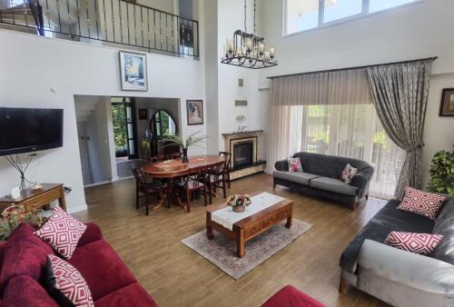 - un salon avec un canapé et une table dans l'établissement Villa kardelen, à Sapanca